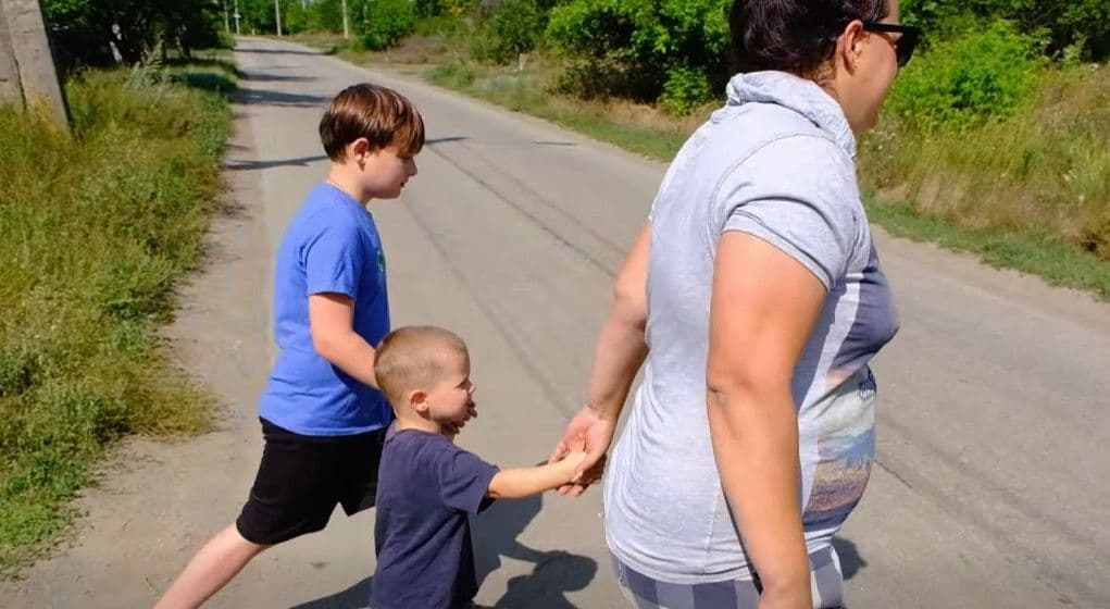 Дети не должны жить под ударами КАБов: продолжается эвакуация семей из Краматорской громады (видео)