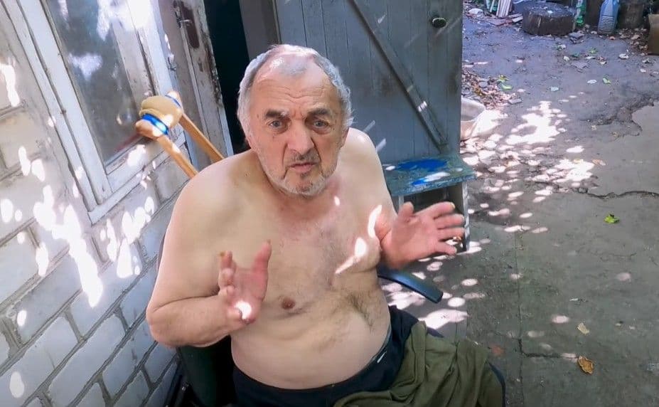 Под атаками дронов из Дружковки эвакуировали маломобильного мужчину и пожилых супругов с животным (видео)