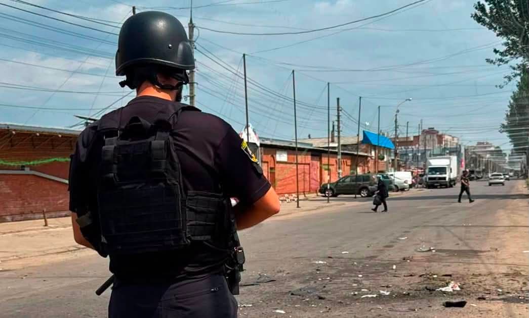 Ворог знов атакував центральний ринок у Словʼянську: є поранені