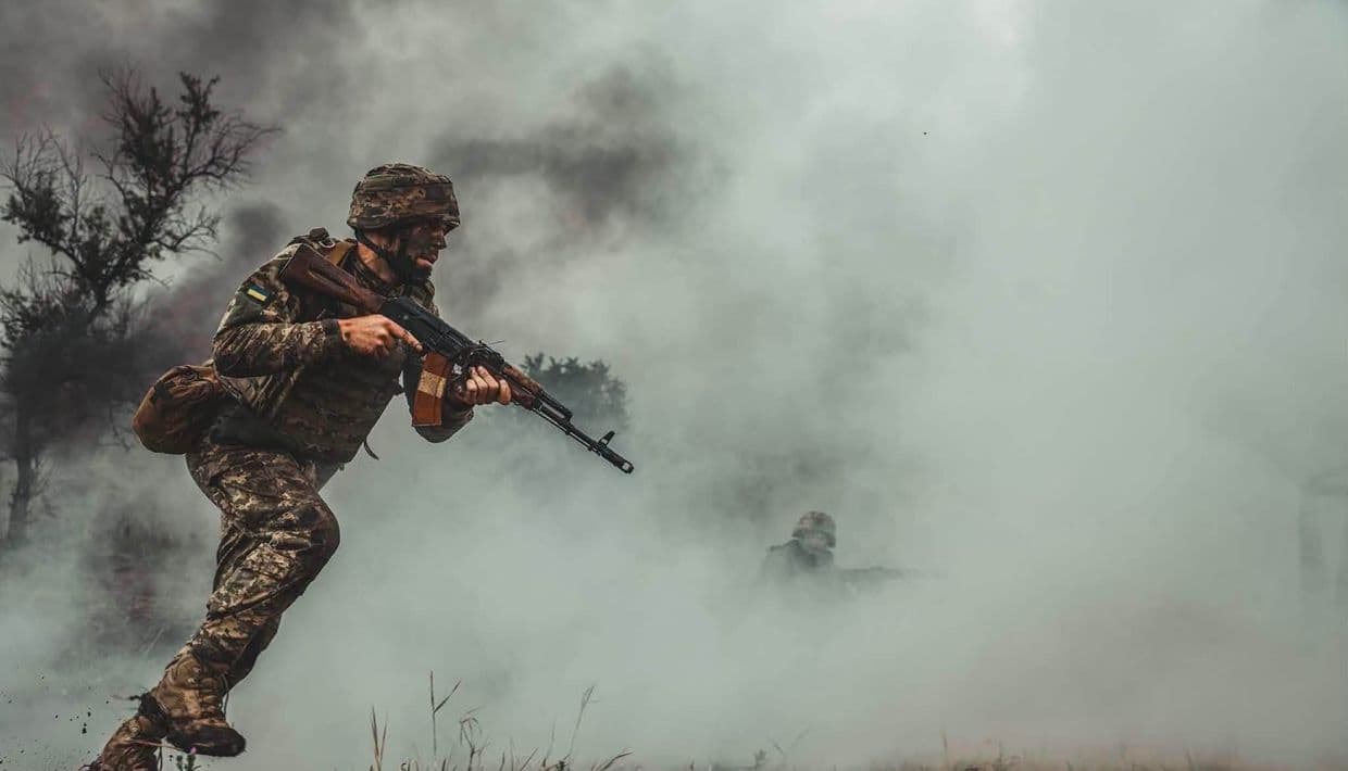 <em>Фото: 67-я отдельная механизированная бригада. Украинский военнослужащий с оружием</em>