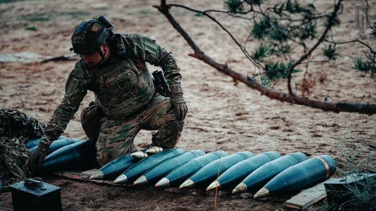 <em>Фото: 3-я штурмовая рота. Военнослужащий ВСУ и снаряды</em>