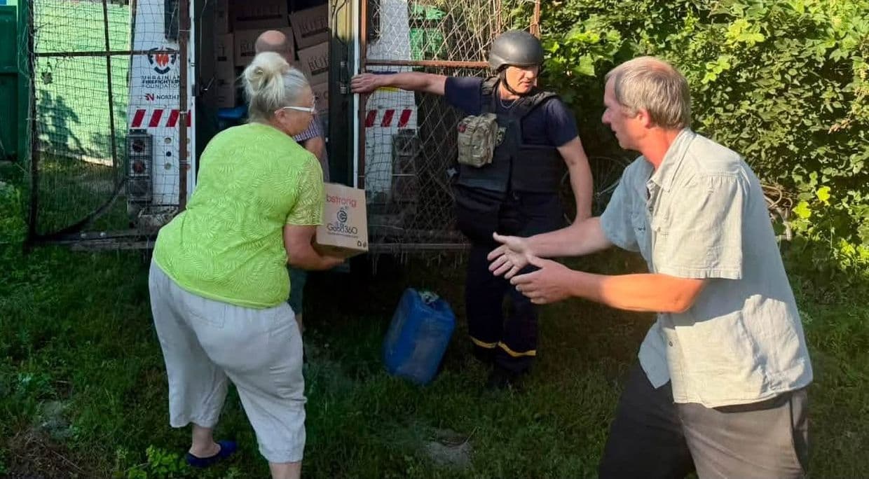 Продуктова допомога та евакуація: надзвичайники підтримали жителів 2 сіл Святогірської громади (фото)