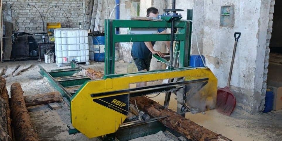 Релокувалися, але працюють на оборону: комунальники Костянтинівки будують фортифікації для ЗСУ (фото)