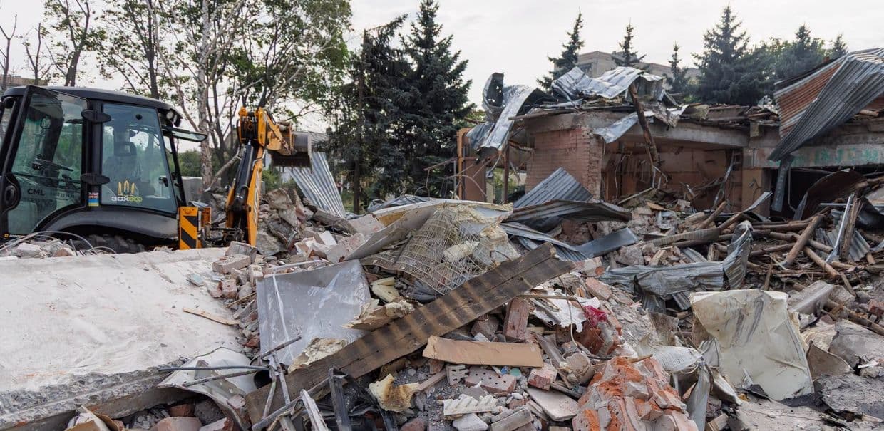 У Краматорську рятувальники вилучили тіло загиблого з-під завалів після російського авіаудару (фото, відео)