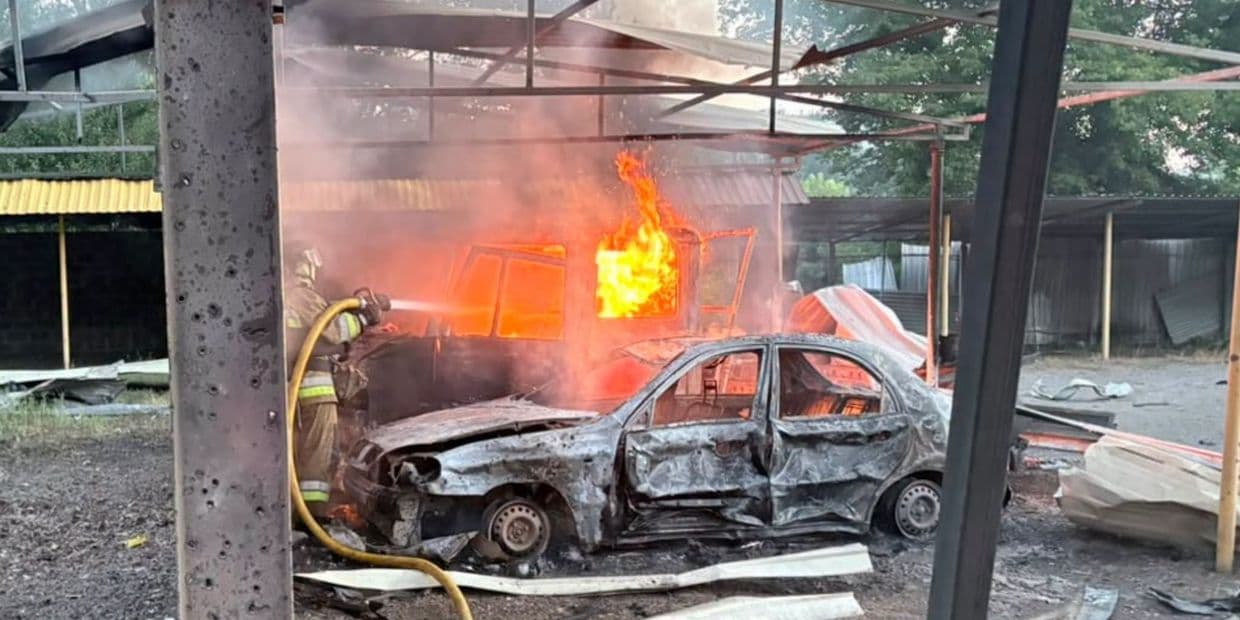 Унаслідок нічного обстрілу Краматорська горіла багатоповерхівка, також вогнеборці гасили автівки (фото, відео)