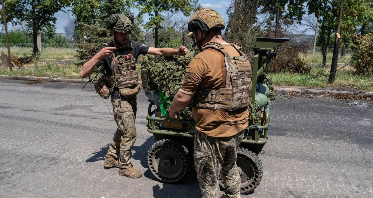 У Дружківці "холодноярці" виручили наземного робота, що губив коробки (фото)