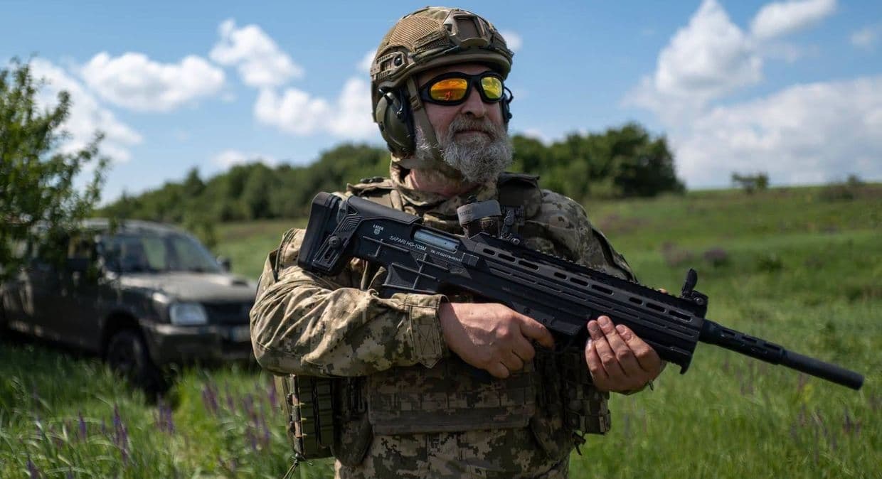 Український захисник з автоматом. Фото: 116 ОМБр