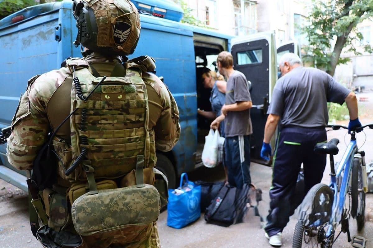 З Дружківки разом із мешканцями "білі янголи" вивезли 3 котів і папугу (фото, відео)