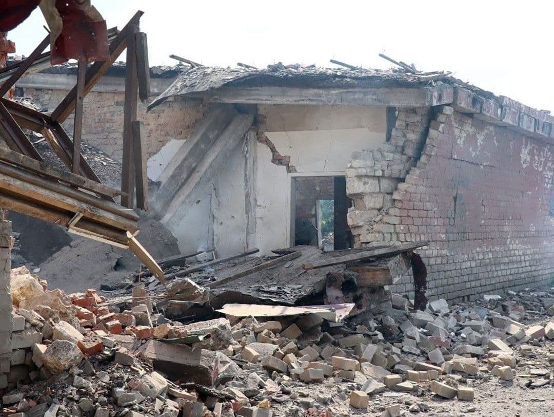 Ворог масовано обстріляв Донеччину: руйнувань зазнали 85 цивільних об'єктів (фото)