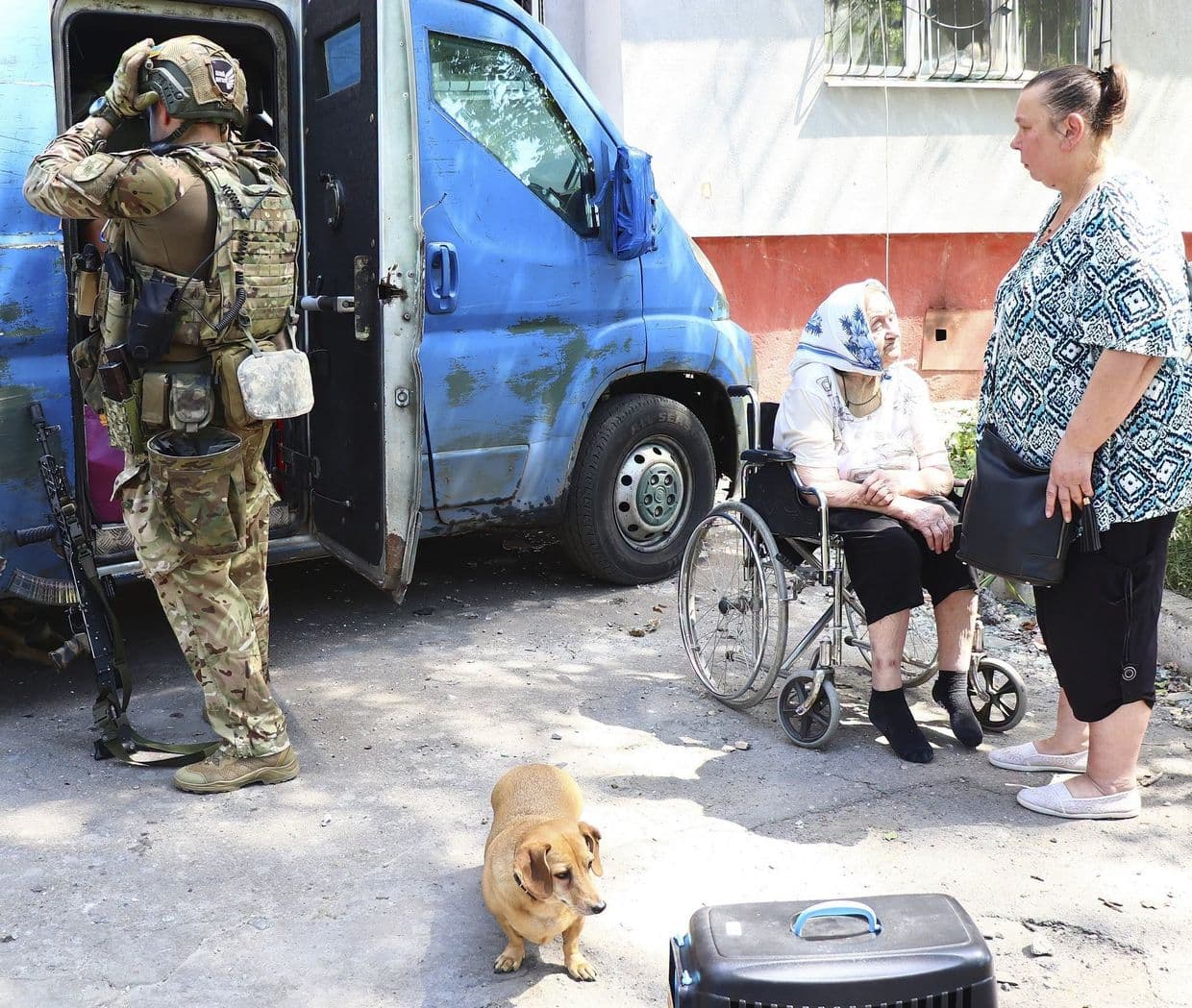 Обшукували кожен поверх під вибухами: у Дружківці "білі янголи" відпрацювали 6 адрес (фото, відео)