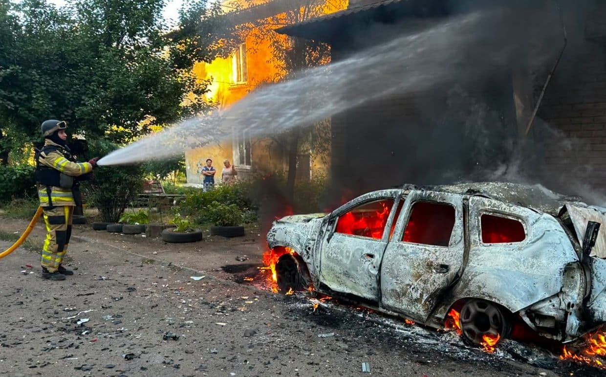 Масштабні пожежі після обстрілів: у Краматорську палали житловий будинок, автівки та склади