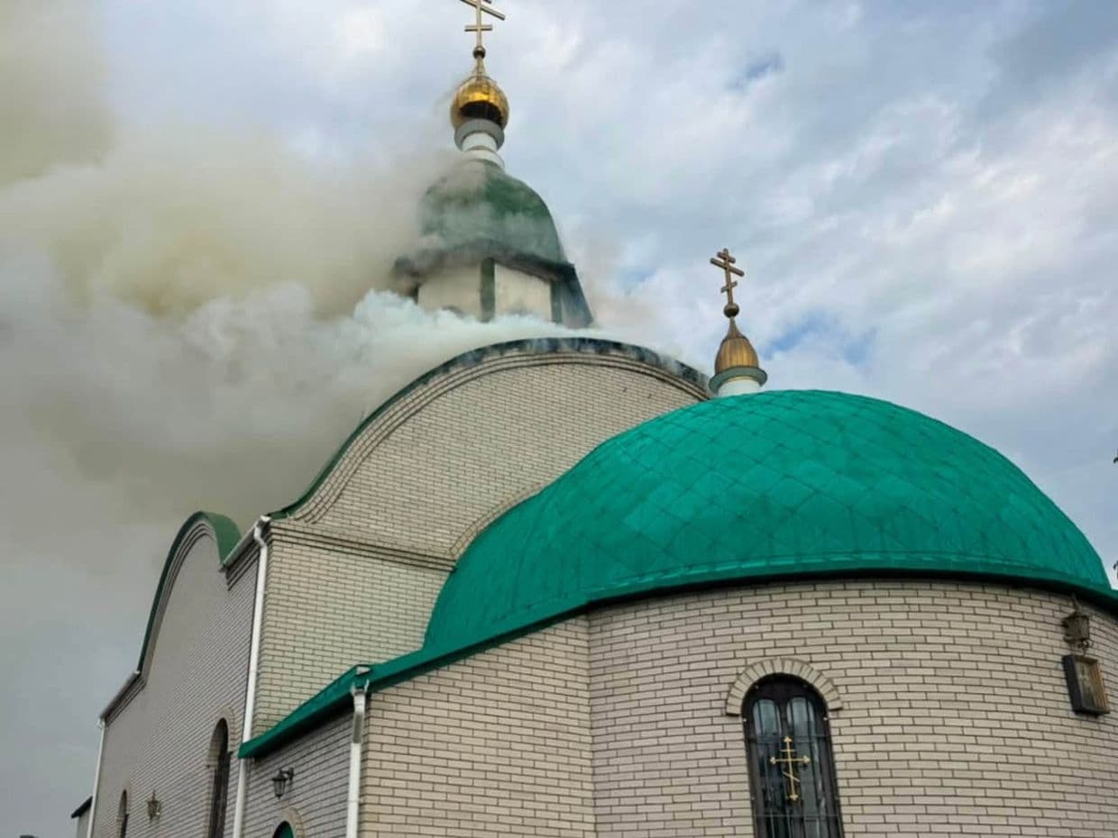 У Краматорську ворожий обстріл спричинив пожежу в храмі (фото)