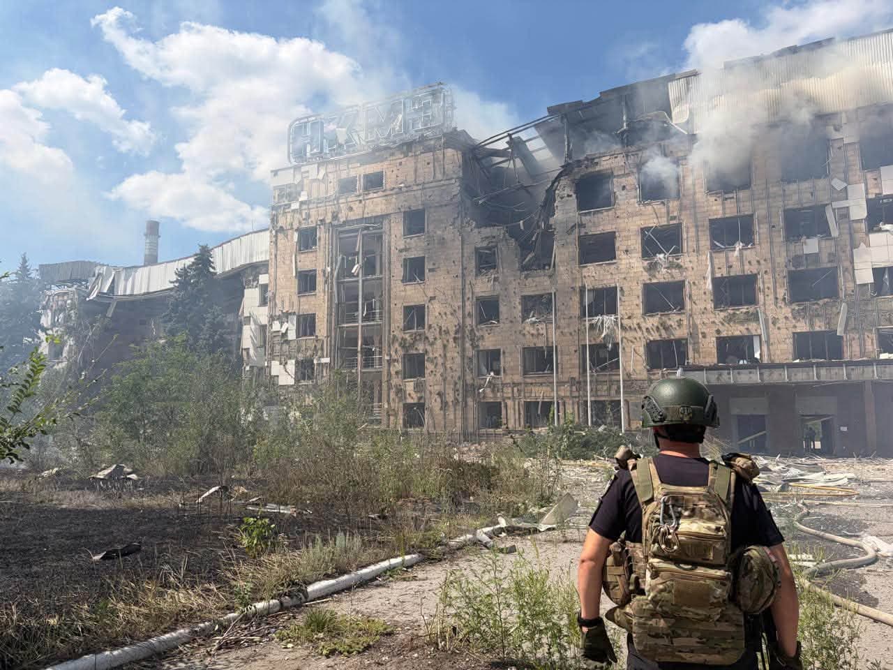Триває розбір завалів: у Краматорську підбили підсумки вчорашніх ударів по громаді (фото)