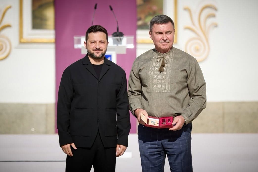<em>Почесного консула Литовської Республіки у Луганській області Робертаса Габуласа нагороджего орденом "За заслуги" ІІІ ступеня. Фото: з посту Луганської ОВА</em>