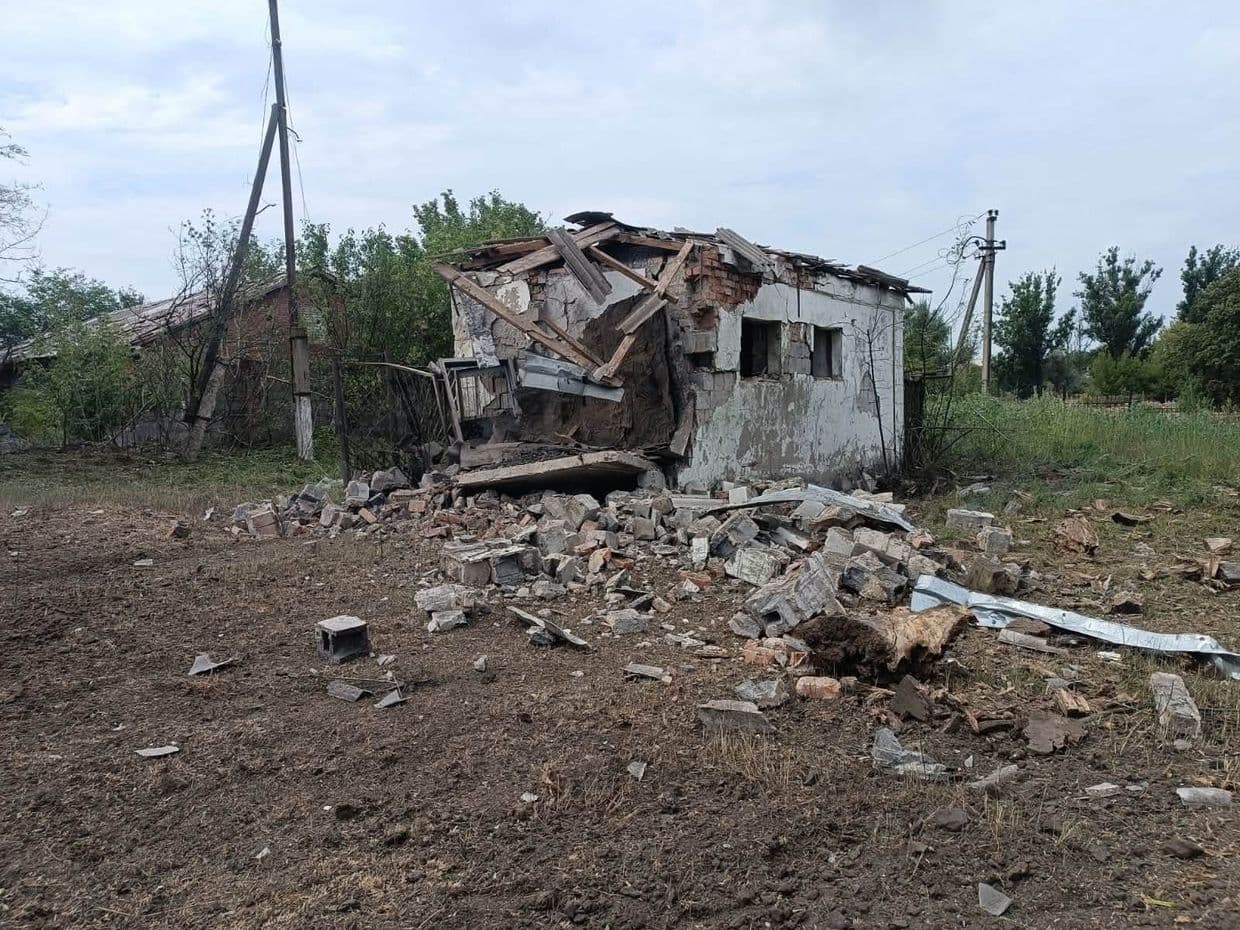 Рашисти били по Слов'янську: поранені цивільні, пошкоджені медзаклад, тролейбус і будинки