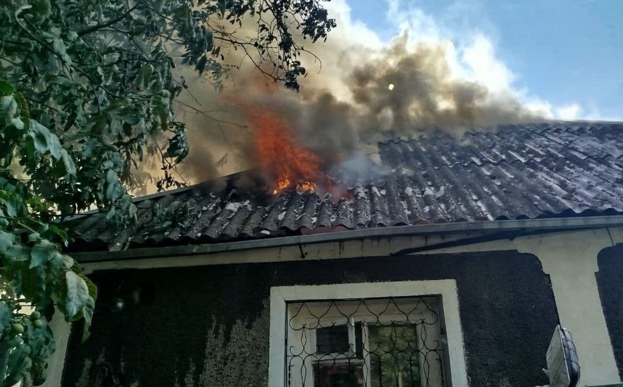 Слов'янськ у вогні: рятувальники гасили пожежі, виниклі внаслідок російських ударів (фото)