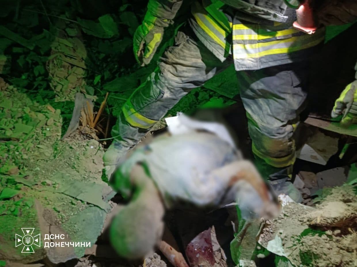 В Краматорську рятувальники дістали з-під завалів тіло загиблого і фрагменти ще однієї людини