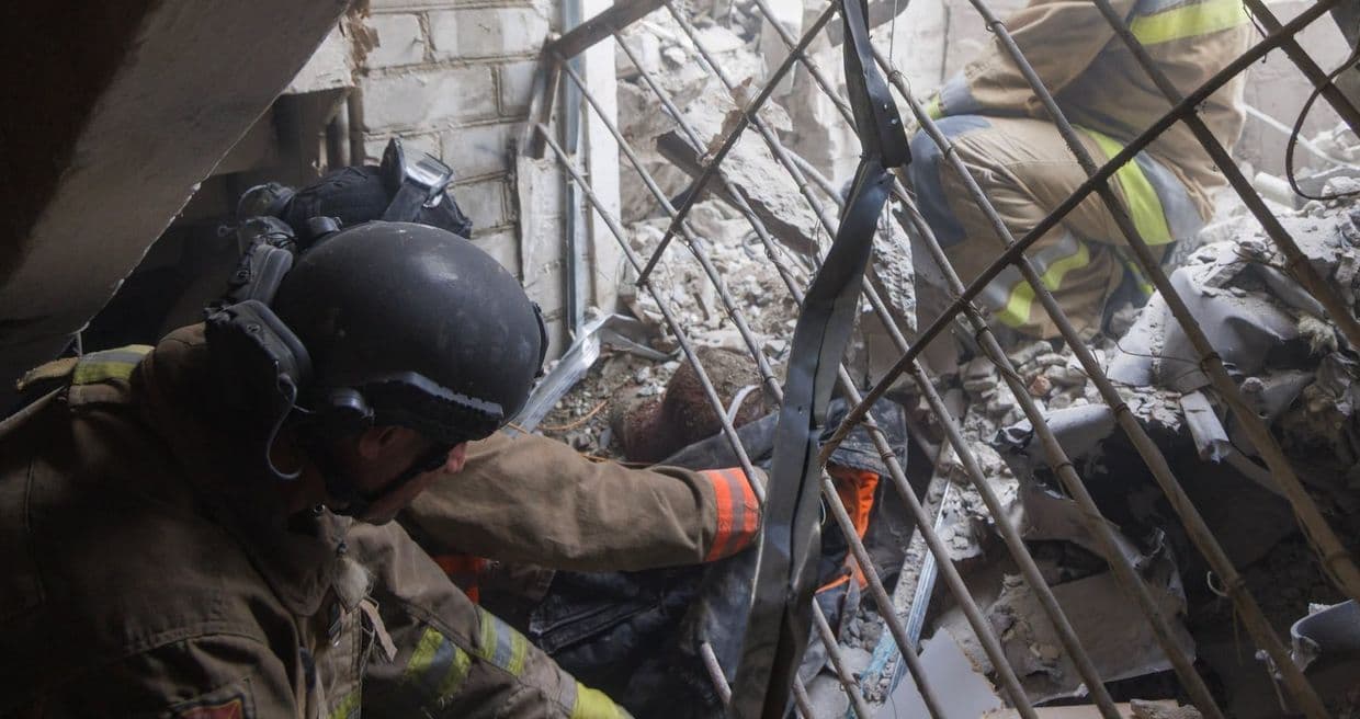 У Краматорську з-під завалів торговельного центру деблокували тіло літньої жінки (фото)