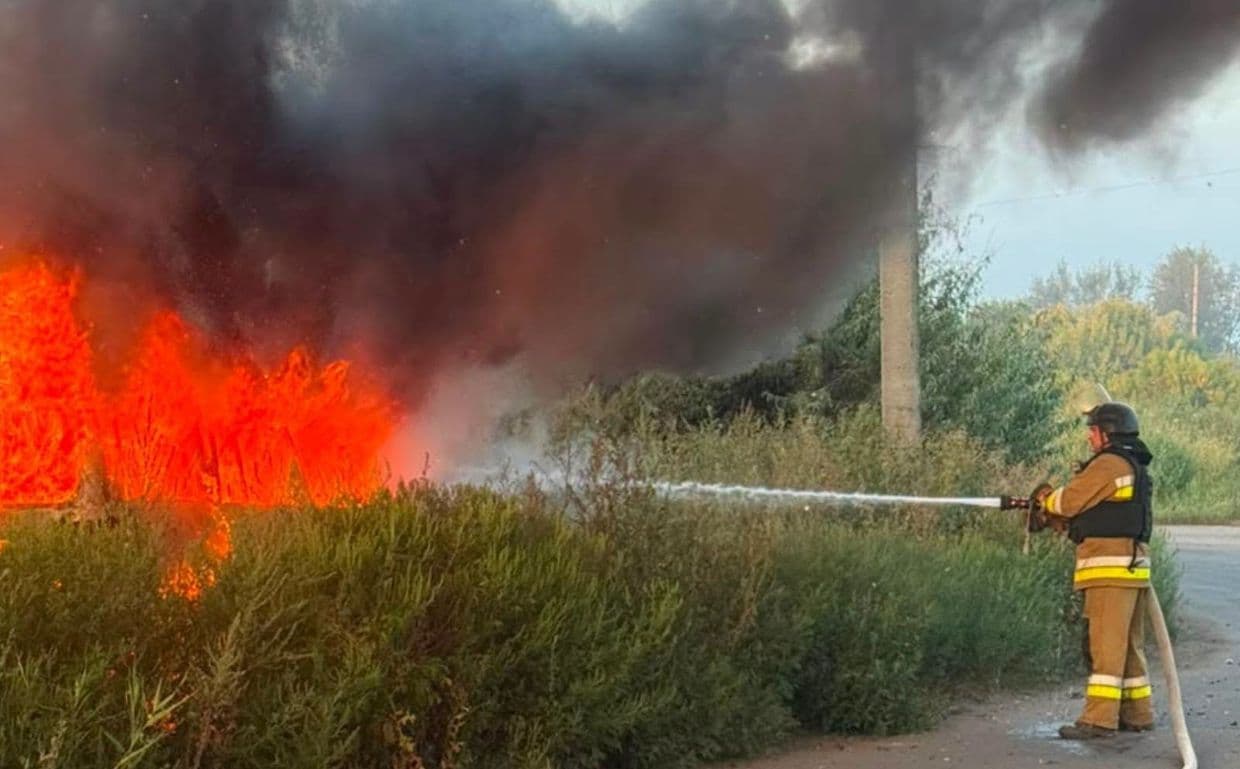 2 раненых и пожары в жилых домах: рашисты били по Славянску (фото)