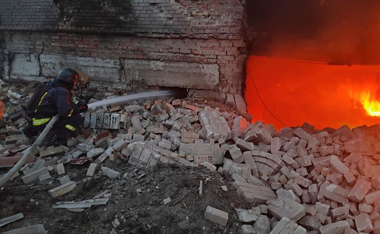 У Краматорську горіла багатоповерхівка, у Слов'янську рятувальники перервали роботу через загрозу нових ударів (фото)