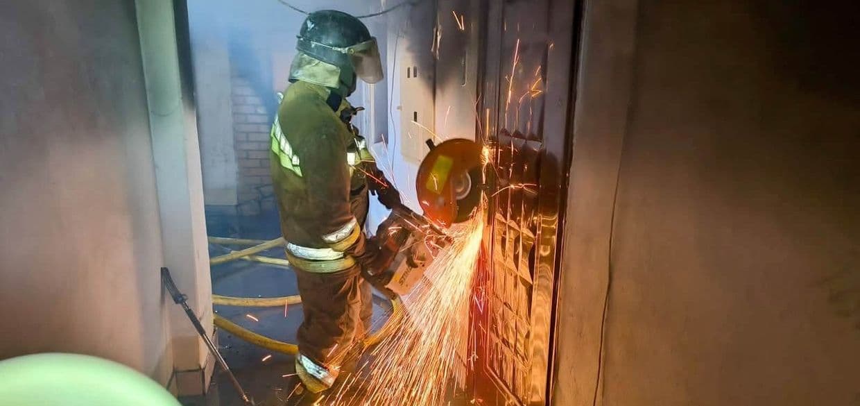 В Краматорске тушили пожары в 9-этажке и частном секторе: их рашисты атаковали дронами (фото)