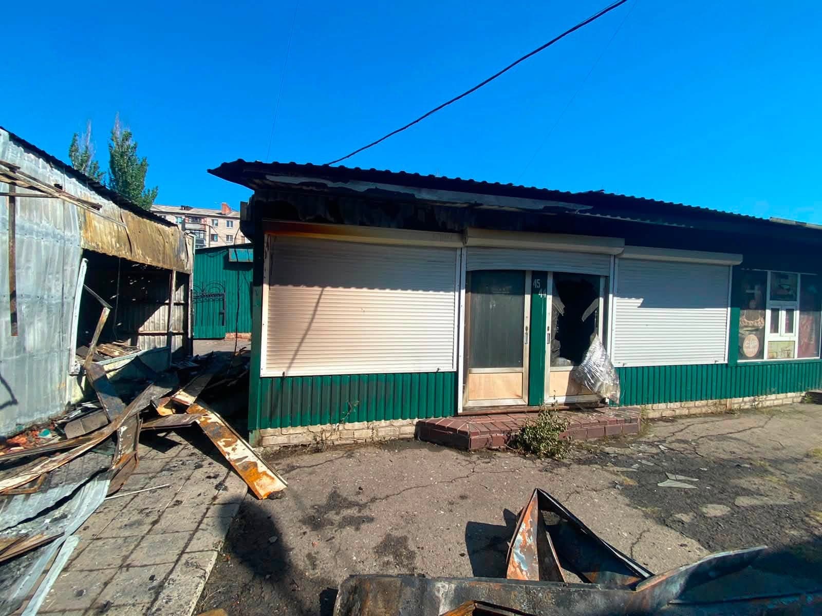 Наслідки обстрілу Словʼянська: пошкоджено будинки, ринок і автівки, є поранена