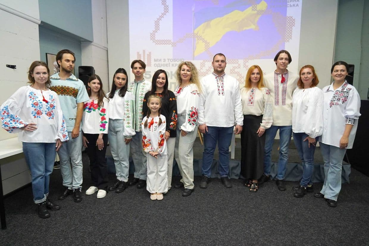 <em>Дефіле вишиванок з Луганщини зібрало 12 сорочок із традиційними для регіону візерунками. Фото: Луганська ОВА</em>