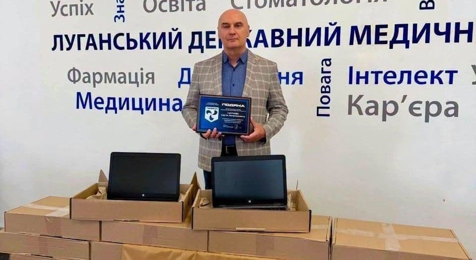 "Азовцям" передали ноутбуки від Луганського державного медичного університету