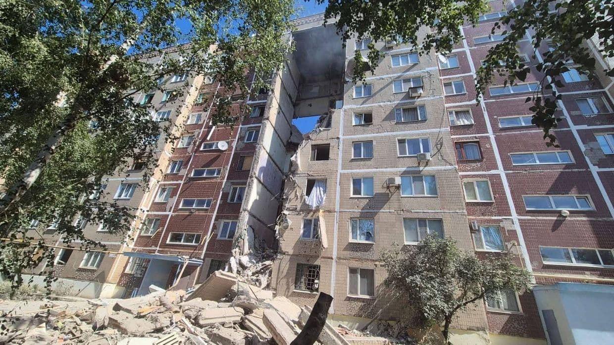 У Словʼянську обстрілами пошкоджено багатоповерхові та приватні будинки, є поранені