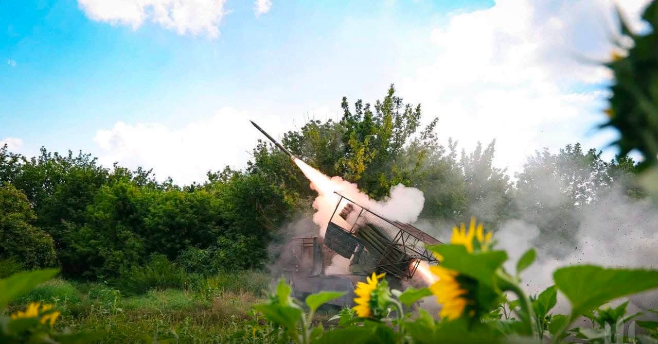 <em>Військова техніка ЗСУ робить постріл. Фото: 14 окрема механізована бригада імені князя Романа Великого</em>
