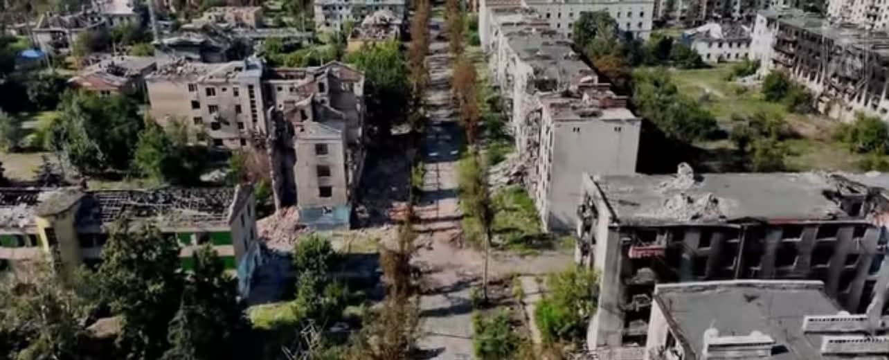 <em>Скрін з відео 3-го армійського корпуса. Розбитий російськими атаками Лиман.</em>