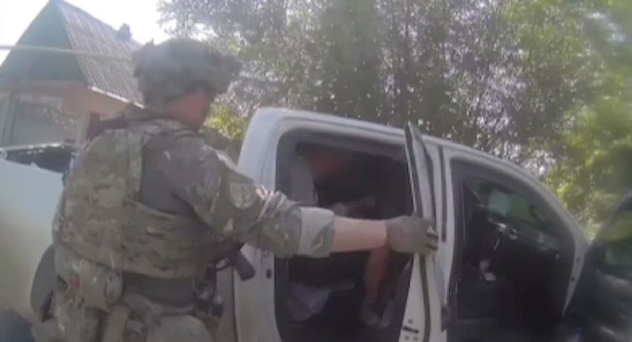 Патрульні вивезли зі Слов'янська матір із дітьми та передали їх волонтерам (відео)