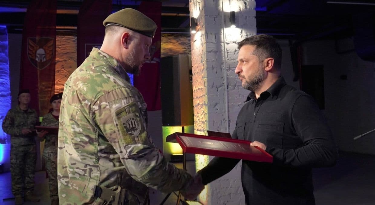 Зеленський нагородив Білецького "Золотою Зіркою" Героя України (відео)