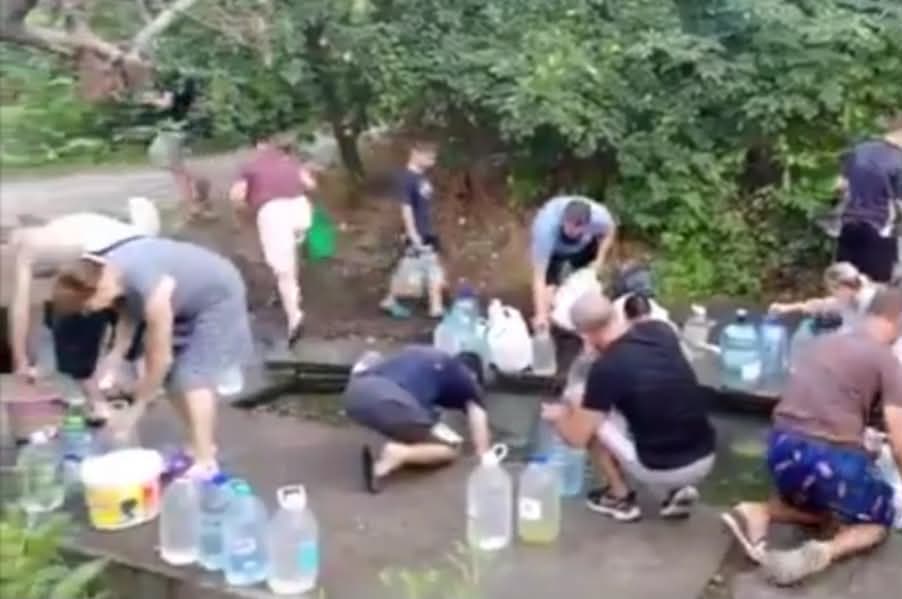 <em>Ситуація з водою в окупованому Маріуполі погіршується. Скрін з відео Петра Андрющенко в Телеграм. </em>