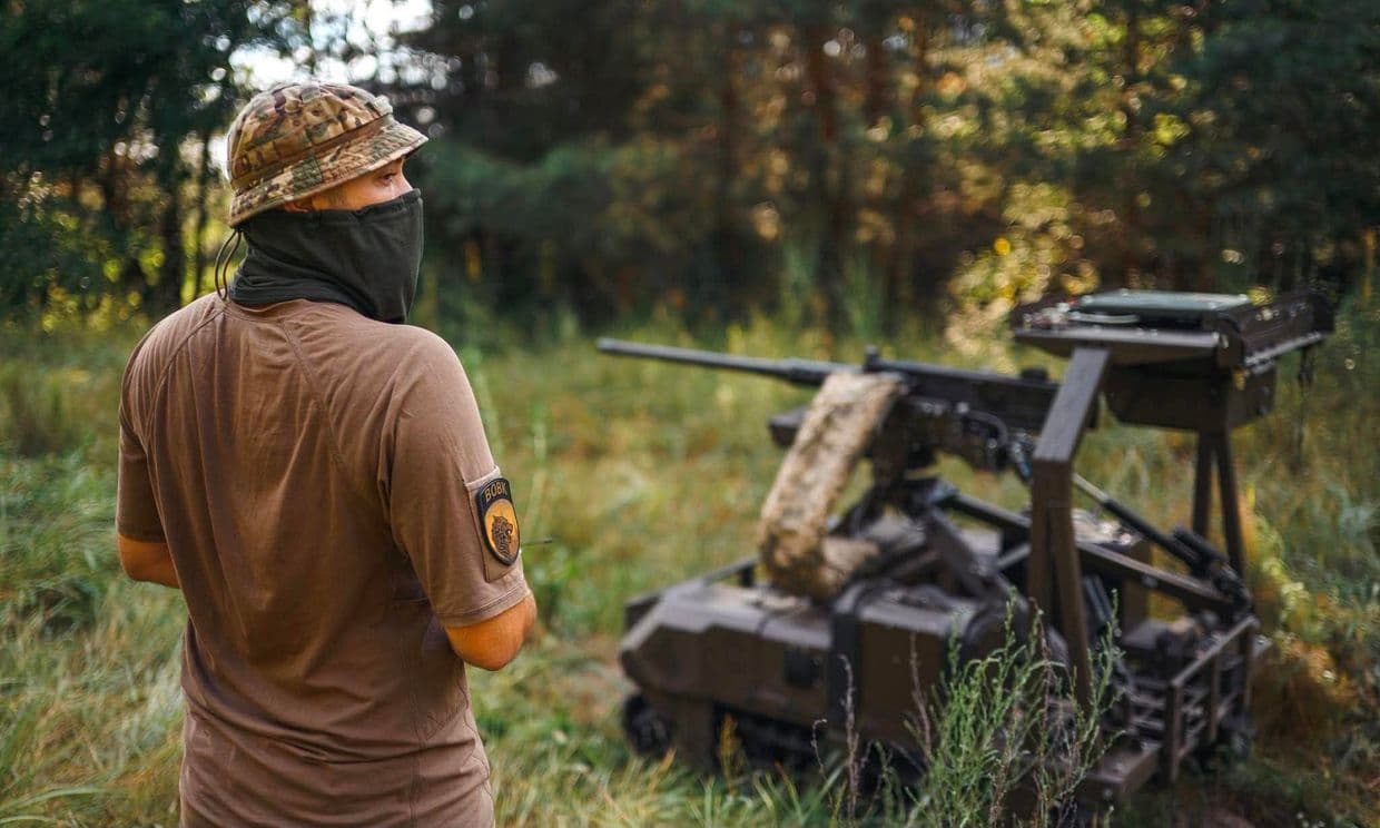 <em>Фото: 5-я ОВМбр, украинский военнослужащий и НРК.</em>
