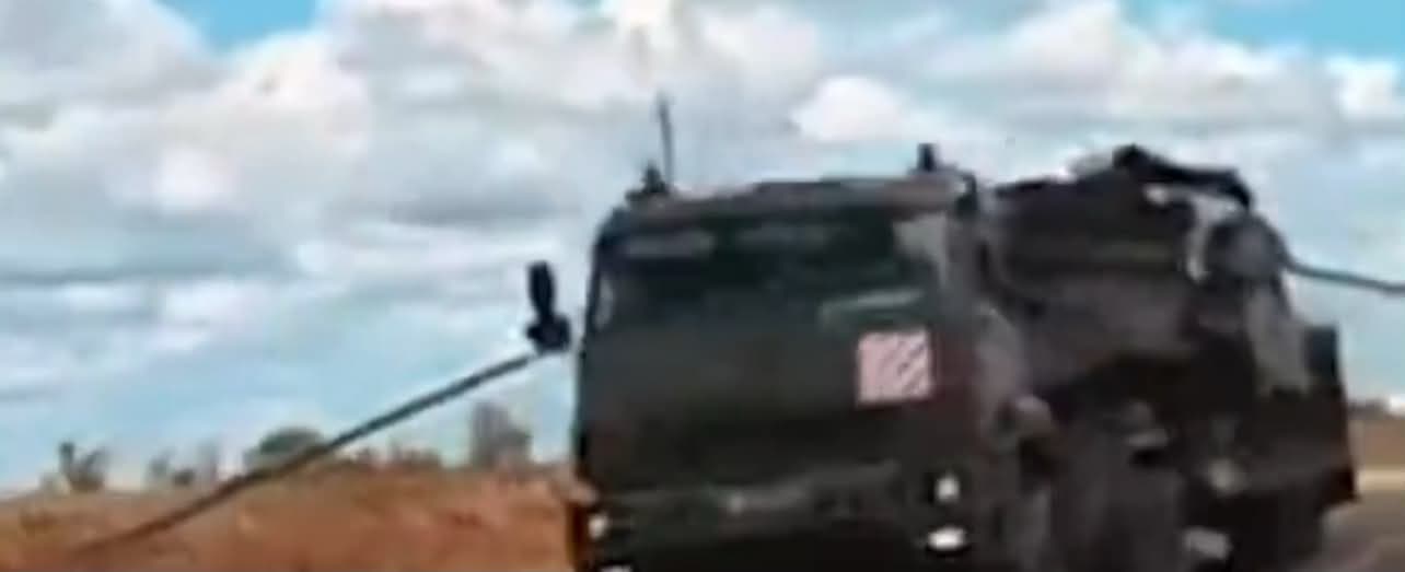 <em>Російські окупанти в кінці минулого тижня перекидали танки і бронетехніку з півночі Донеччини. Скрін з посту Петра Андрющенко</em>