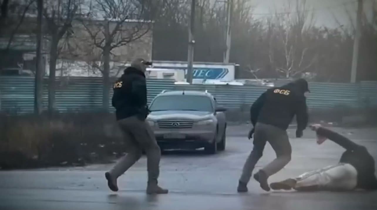 <em>Жителя Маріуполя окупанти засудили до 23 років ув’язнення. Скрін з відео окупантів</em>