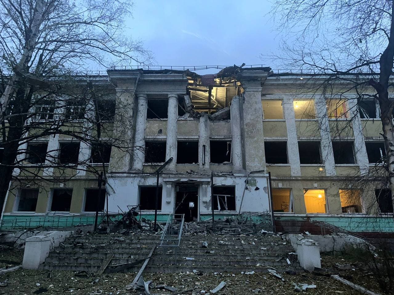 В ночь на 11 октября 2025 года 2 беспилотника типа "Герань-2" попали в Краматорске в здание заведения общего среднего образования №12 им. Степана Чубенко. Фото: Краматорский городской совет