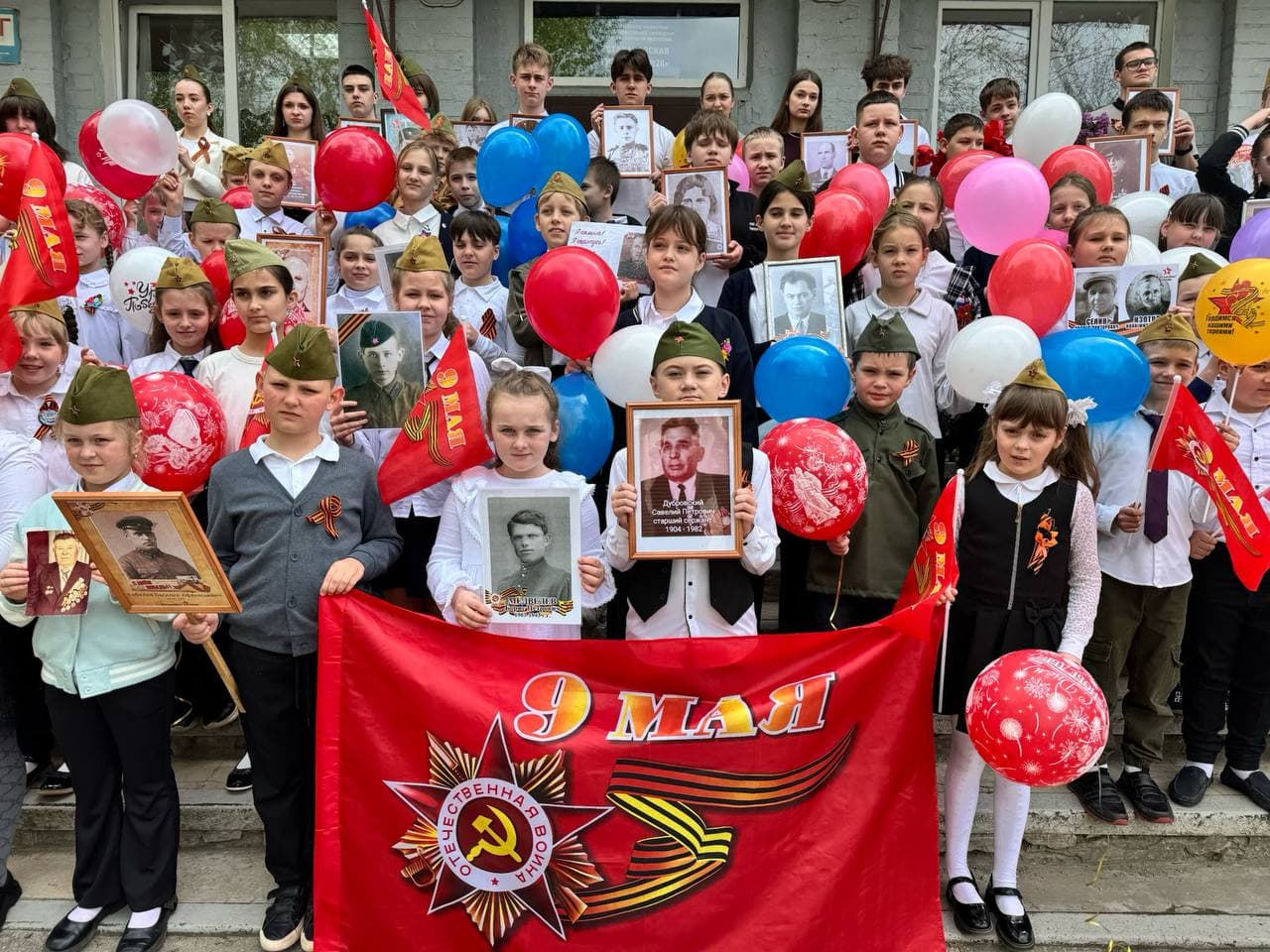 Школярі в окупованій Кадіївці. Фото з відкритих джерел