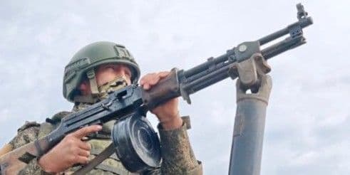 Боєць російської окупаційної армії з кулеметом. Фото з відкритих джерел