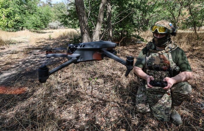 Боец российской оккупационной армии с дроном. Фото из открытых источников