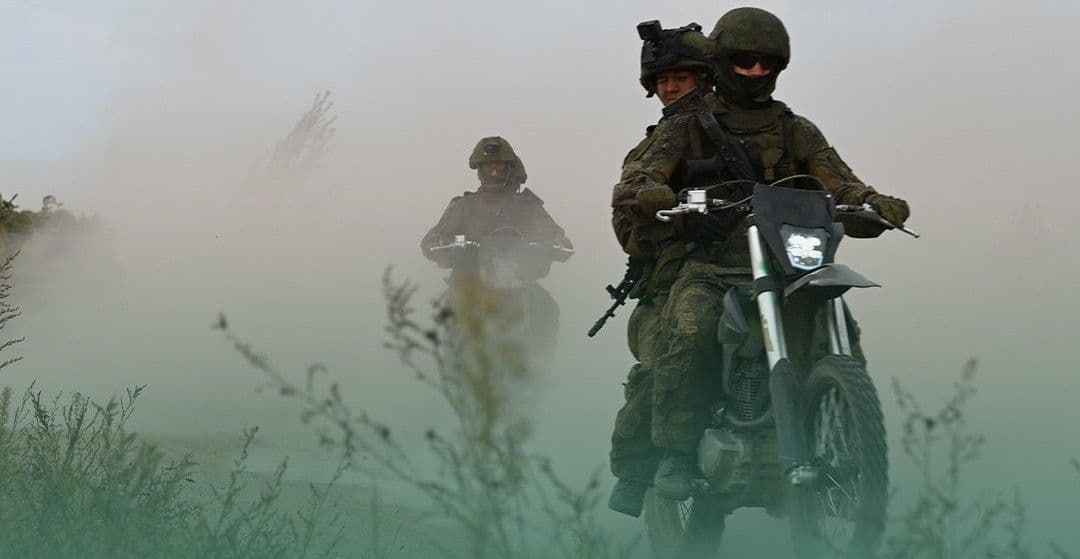 Бійці російської окупаційної армії на мотоциклах. Фото з відкритих джерел