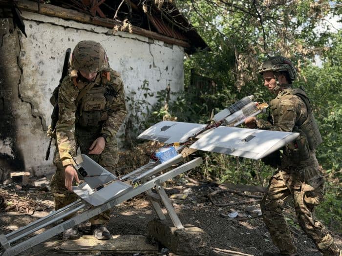 Бійці російської окупаційної армії з дроном. Фото з відкритих джерел