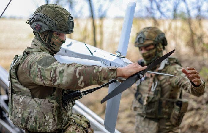 Бійці російської окупаційної армії з дроном. Фото з відкритих джерел