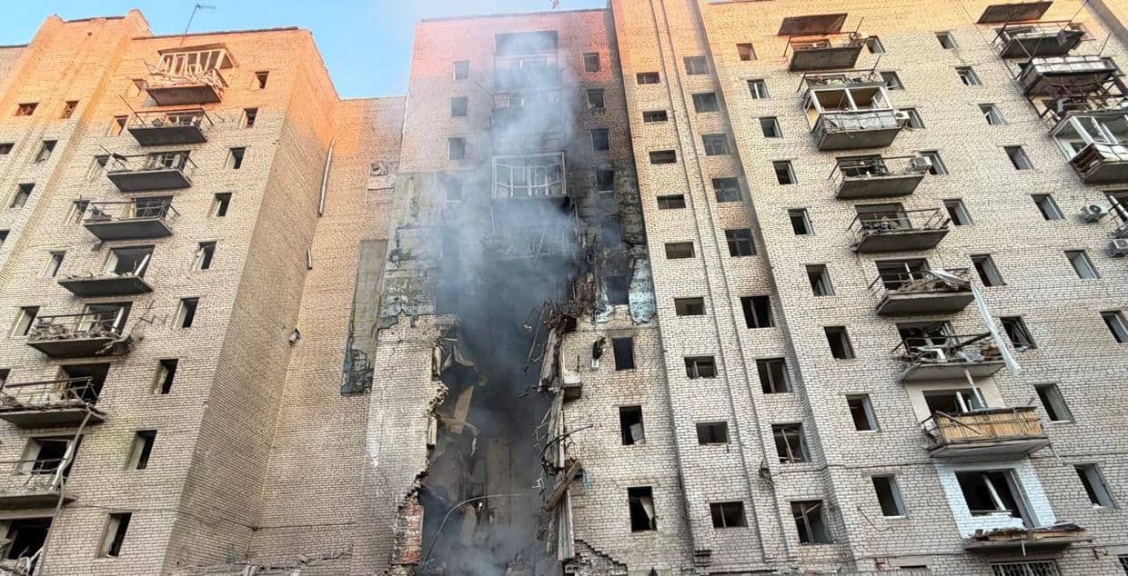 Під завалами розбомбленого будинку в Краматорську шукають чоловіка: понад добу його вважають безвісти зниклим