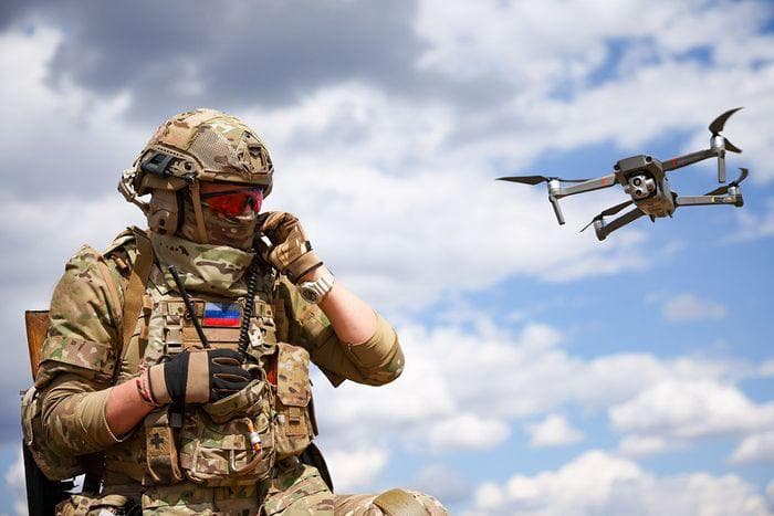 Боец российской оккупационной армии с дроном. Фото из открытых источников