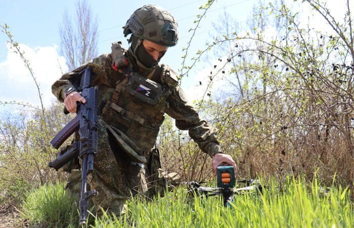 Боец российской оккупационной армии с дроном. Фото из открытых источнико