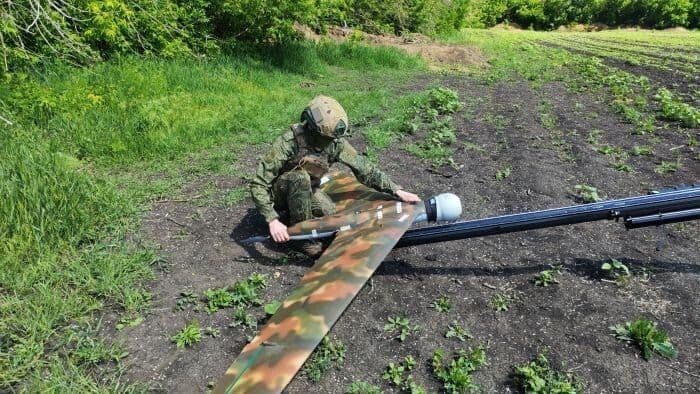 Боєць російської окупаційної армії з дроном. Фото з відкритих джерел