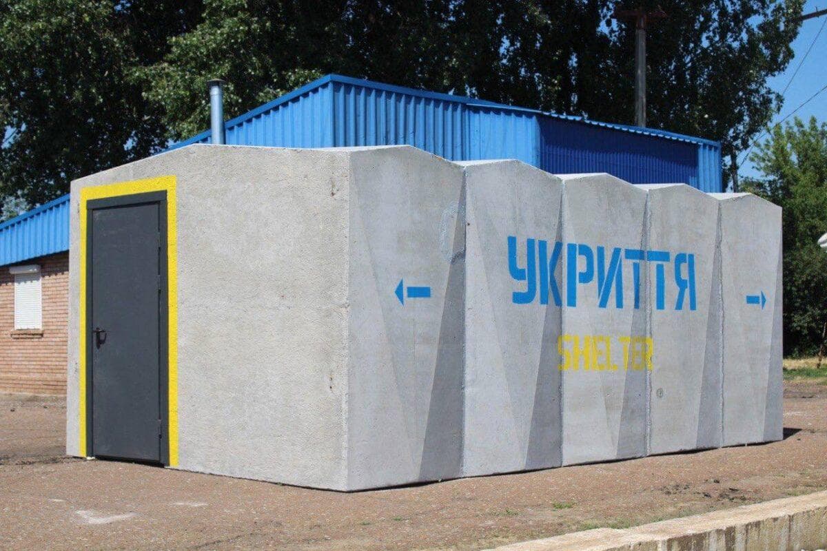 <em>Фото: <a href="https://ssc.org.ua/ua/statti/mobilni-ukryttya-dlya-shkil-ta-dytsadkiv-yak-shvydko-zabezpechyty-bezpeku-ditej">ssc.org.ua</a>. Мобільне укриття</em>
