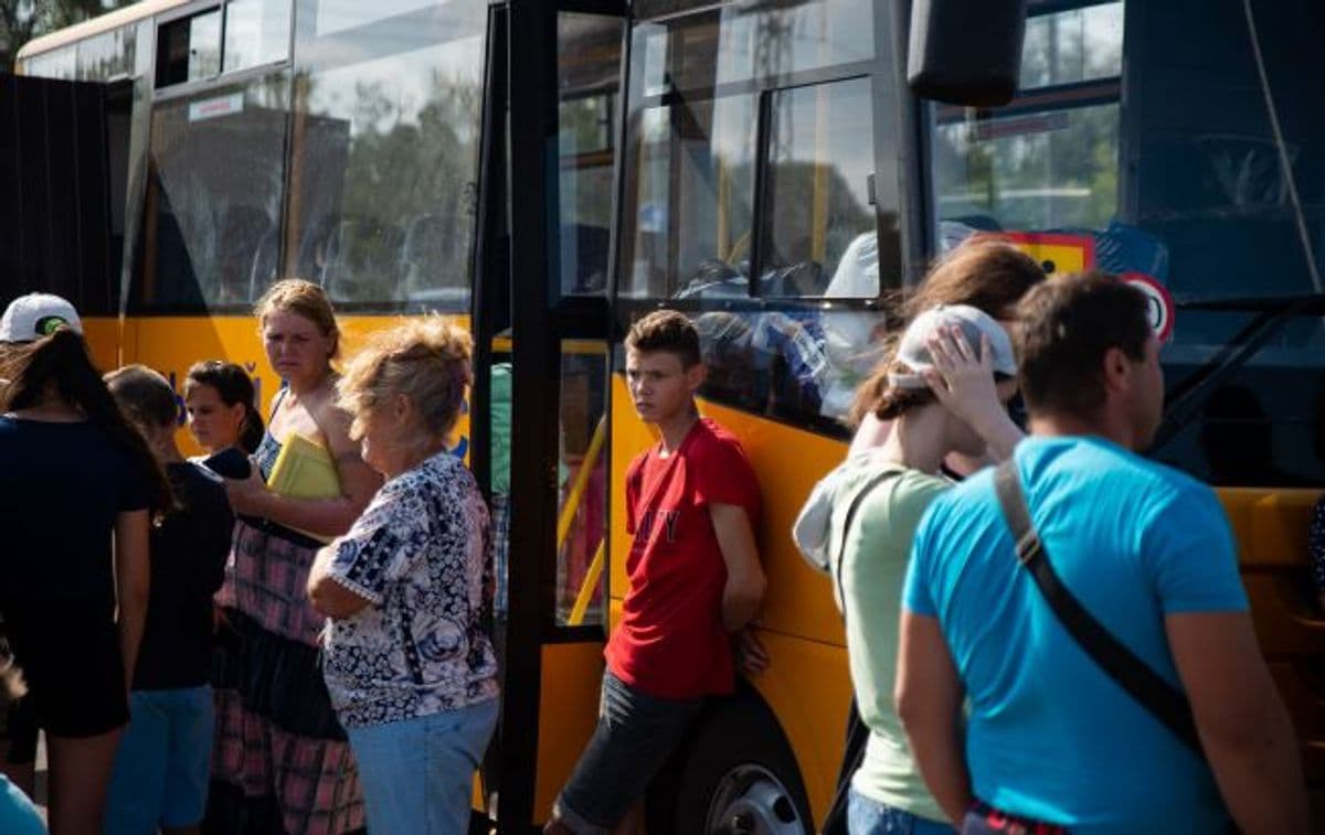 <em>До яких областей найчастіше евакуюють родини з дітьми з Донеччини. Ілюстративне фото: Getty Images</em>
